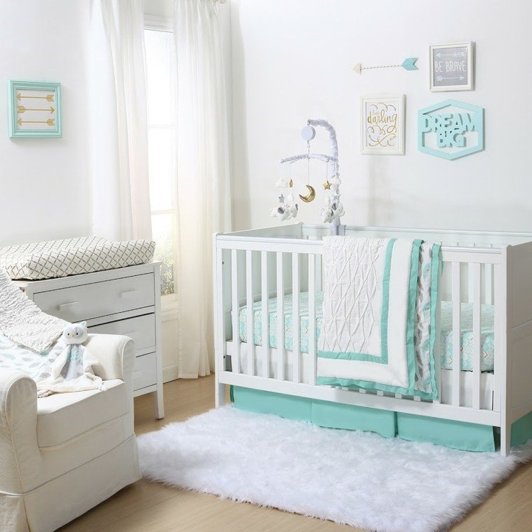 ljust babyrum i mint och grå baby säng mobil skötbord vägg design dekoration filt