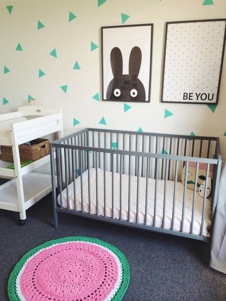 baby room mintgrön grå matta baby säng skötbord väggdekaler trianglar bilder