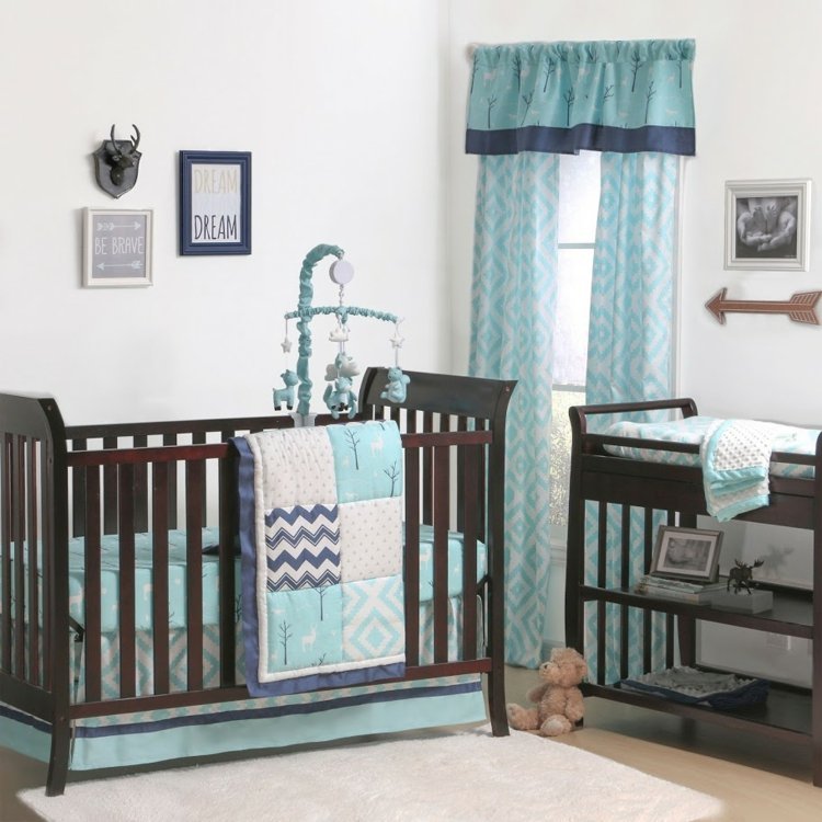 baby room pojke med grå sängkläder gardiner deco mörkblå accenter