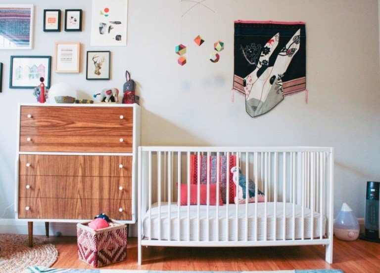 Babyrum-vit väggdesign-spjälsäng-skötbord
