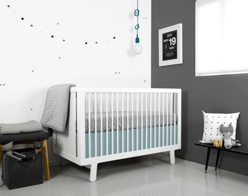 Babyrum-vit-idéer-spjälsäng-modern-grå-vägg