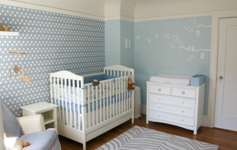 Babyrum-vita-idéer-baby säng-byrå-himmelblå väggar