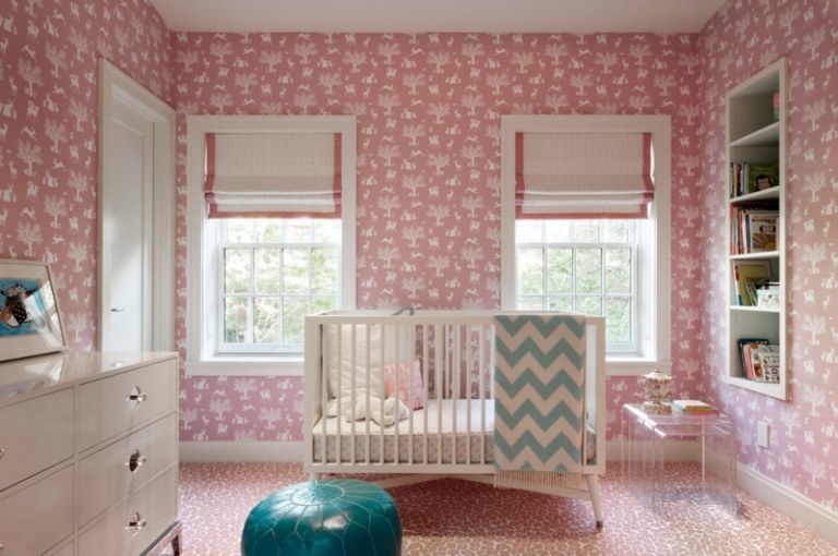 Babyrum-vit-rosa-tapeter-vägg-idéer