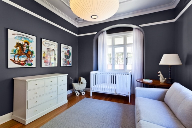 Babyrum-vit-vägg-målning-idéer-mörkblå-vit