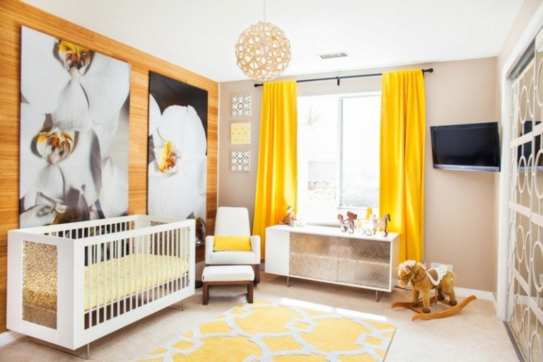 Babyrum i vit babysäng-glas-väggklistermärke-gula gardiner