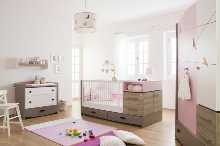 Babyrum komplett möbler rosa garderob baby säng skötbord