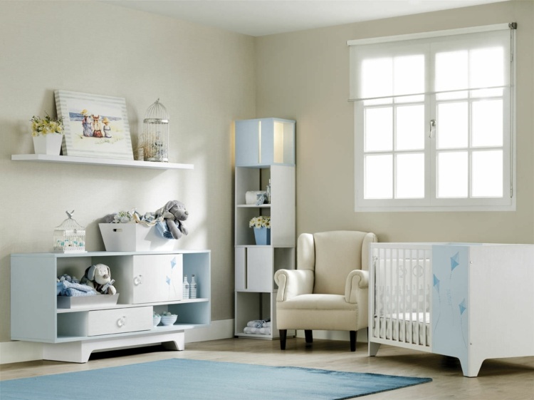 babyrum-komplett-design-ljusblå-vit-ros-designteppich-hörnskåp