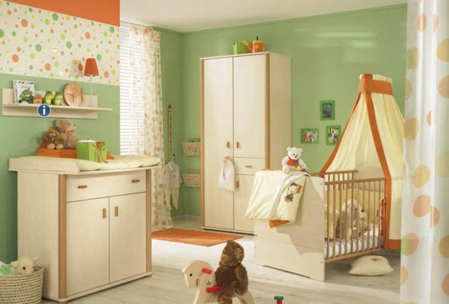 babyrum helt grön väggfärg beige möbler paidi