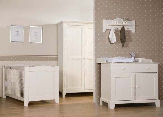 klassisk babyrumsmöbler vita beige prickar väggdekoration Childhome