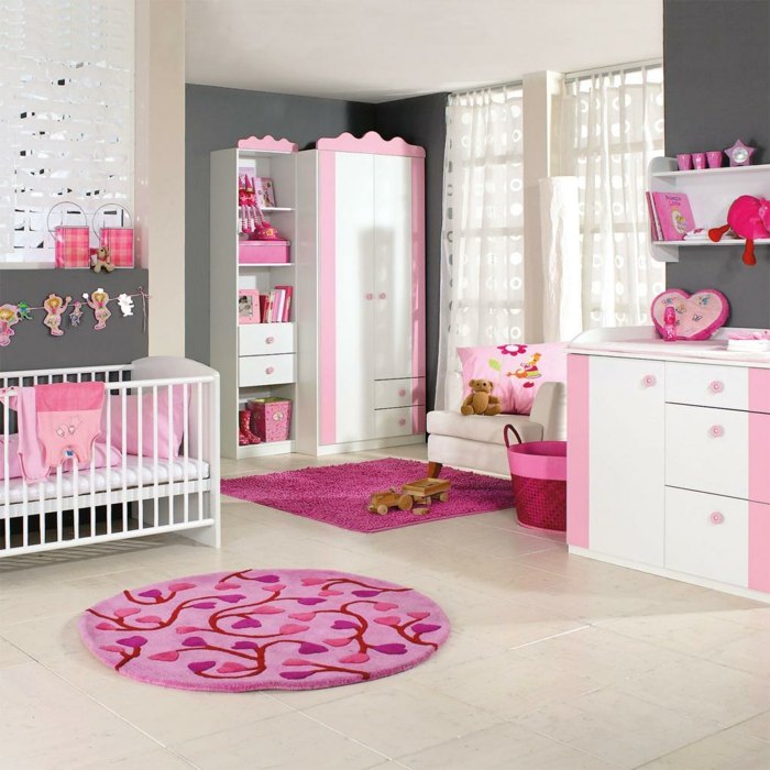 Lila-och-rosa-i-en-flicka-flicka-rum-för-baby