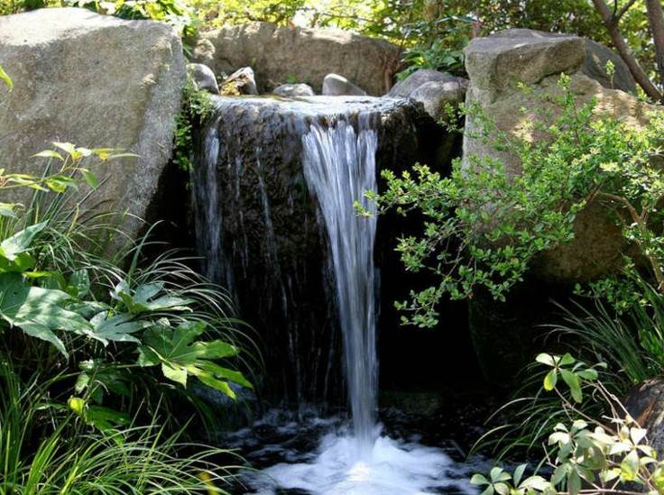 Ström-trädgård damm-vattenfall-idéer-natursten-design