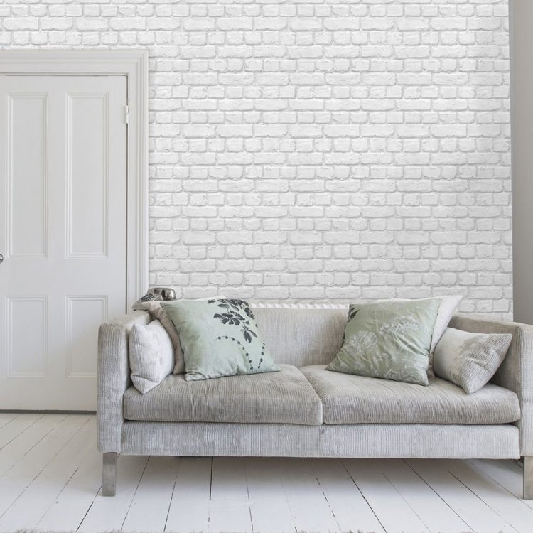 tegel-tapet-vägg-design-vit-soffa-grå-kuddar-golvbräda-vitkalkad-vintage-minimalistisk-skandinavisk