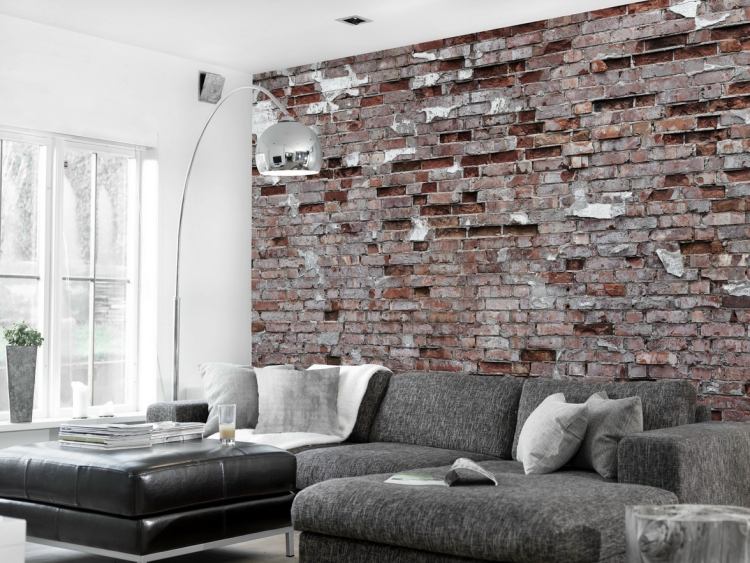 tegel-tapet-vägg-design-grov-grå-hörn-soffa-vardagsrum-golvlampa-fönster-kudde-modern