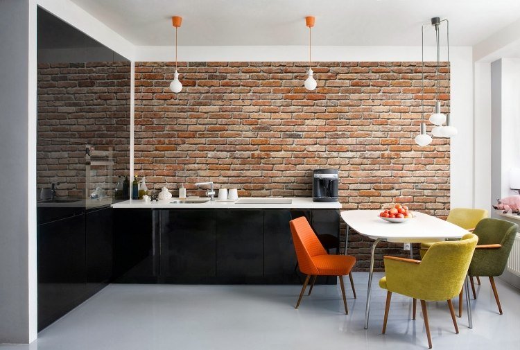 tegel-tapeter-vägg-design-kök-små-moderna-matbord-stoppade-stolar-gul-orange