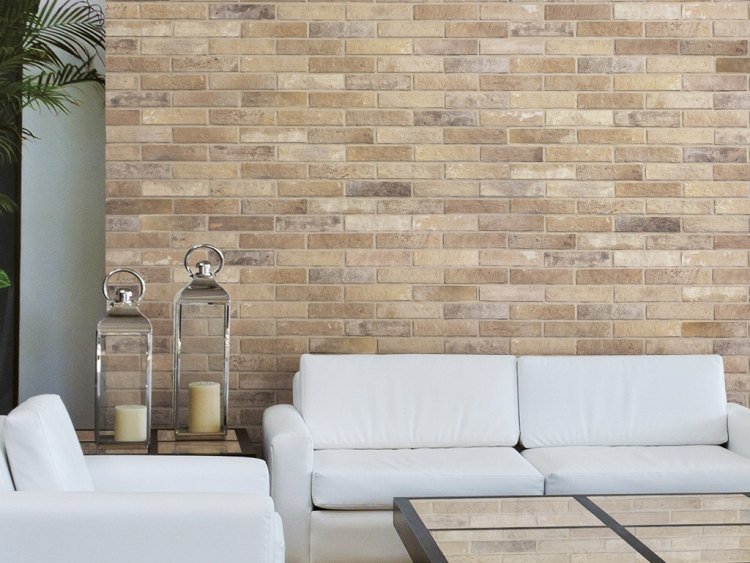 tegel-tapet-vägg-design-ljus-beige-soffa-fåtölj-vit-läder-soffbord-glas tallrik