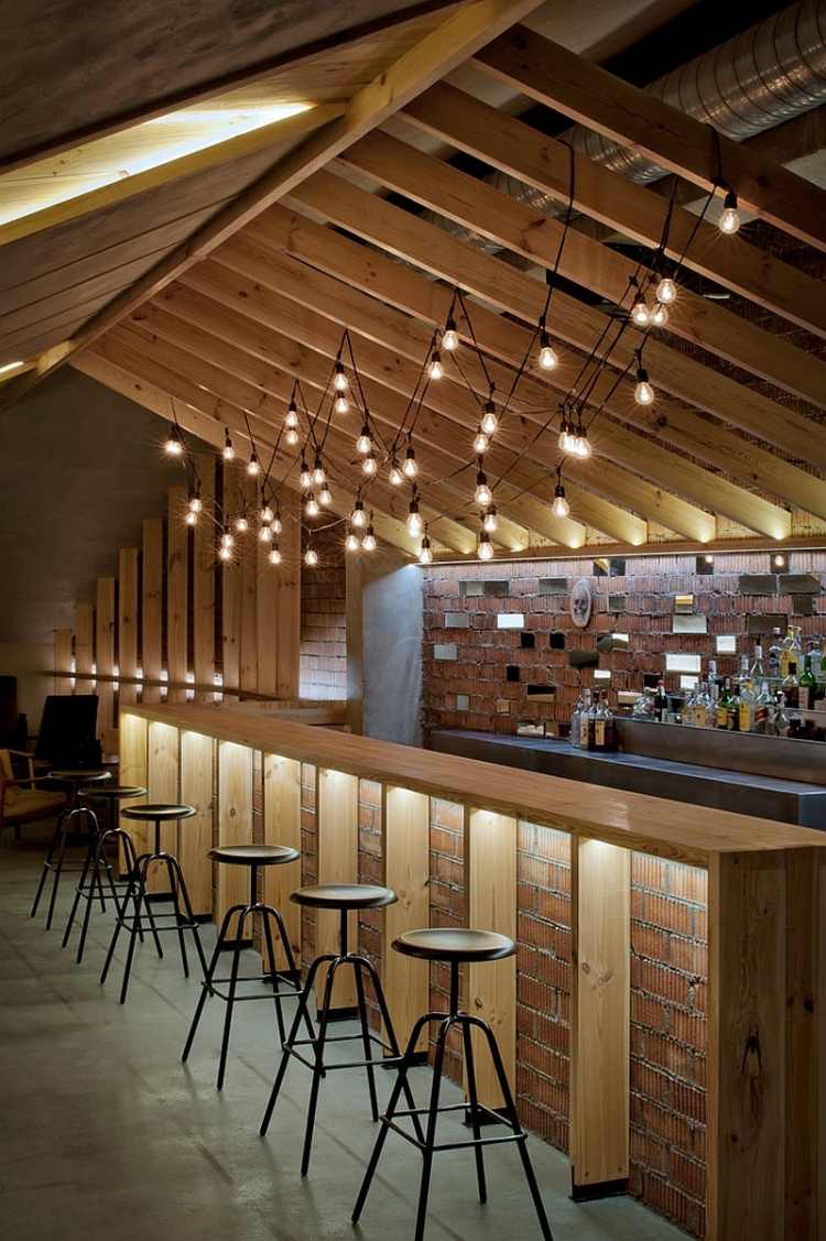 tegel-tapeter-vägg-design-bar-vind-träbjälkar-lampor-pallar i industriell stil