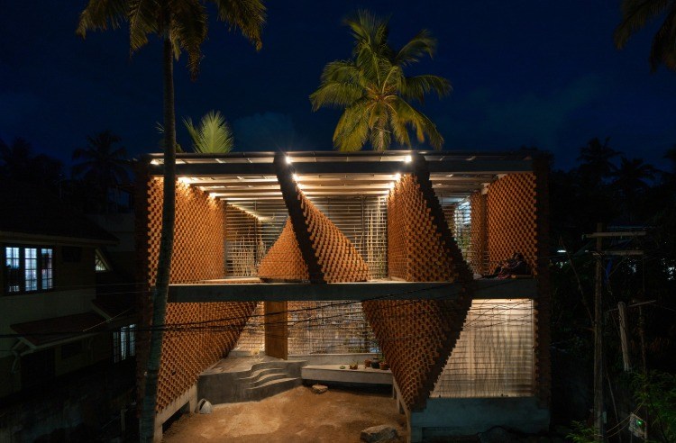 byggandet av ett hus med en tegelvägg inuti och utvändigt och böljande murverk på kvällen