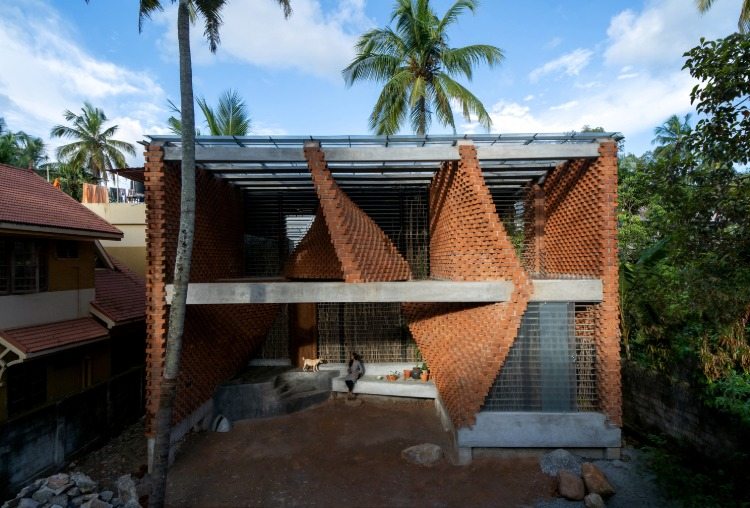 Insidan av en tegelvägg definierar konstruktionskonceptet för ett hus i Indien