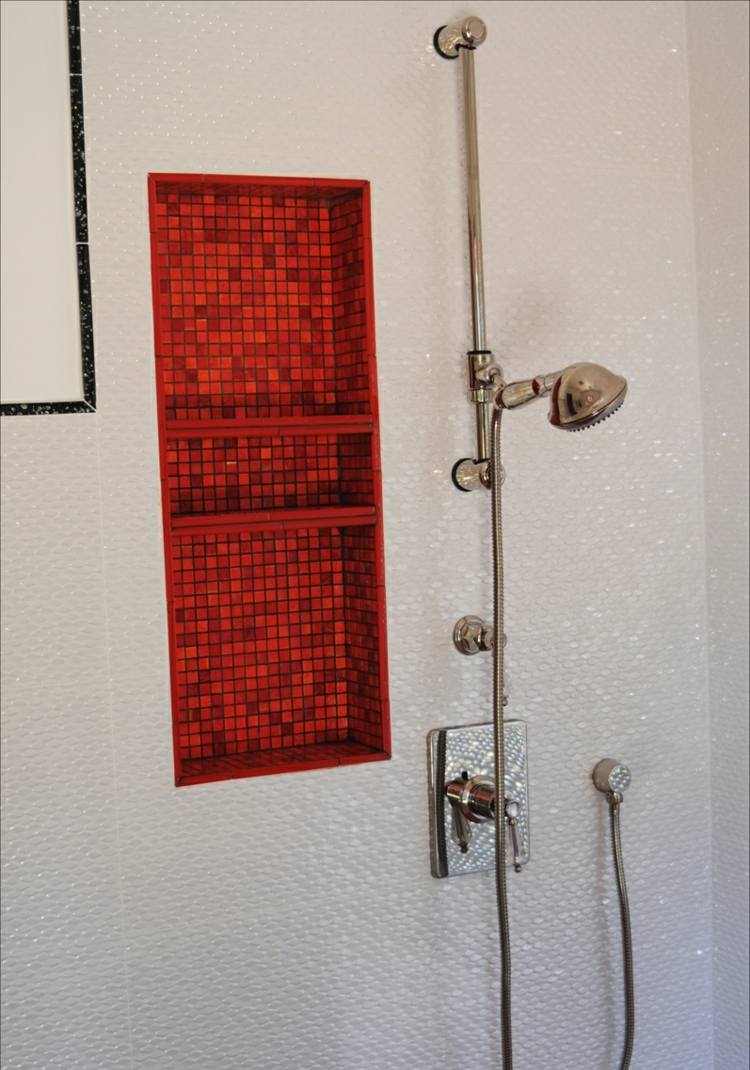 mosaikrött badrumsinredning vintage retro hyllvägg