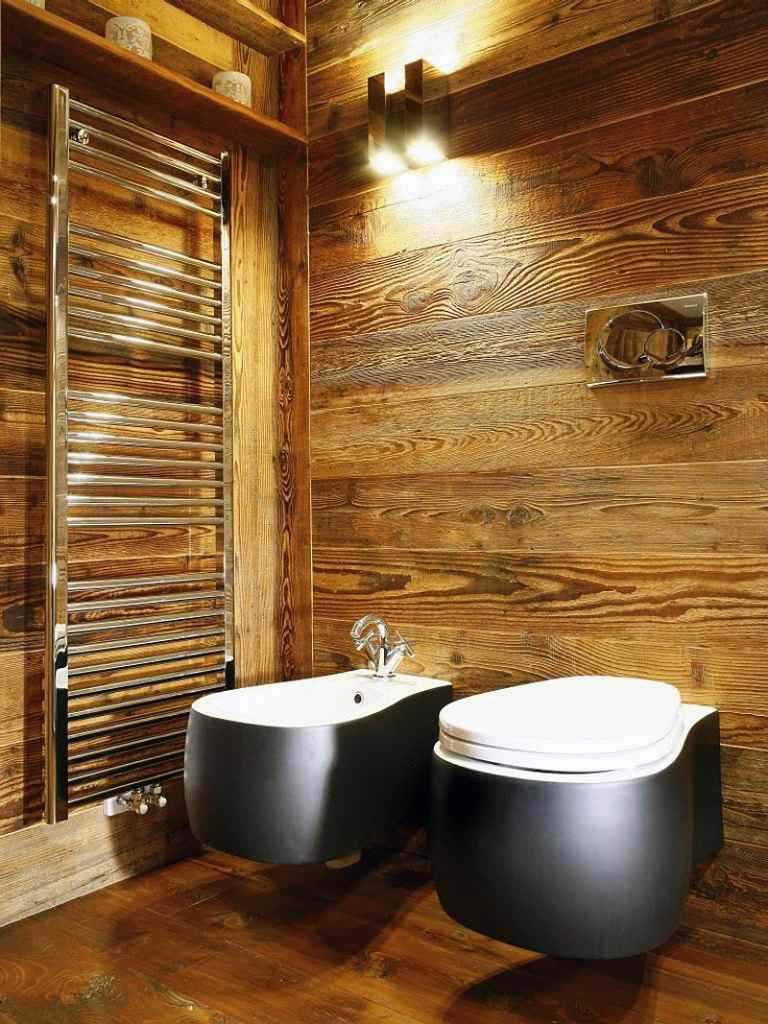 badrum trägolv vägg rustik toalett bidé svart och vitt