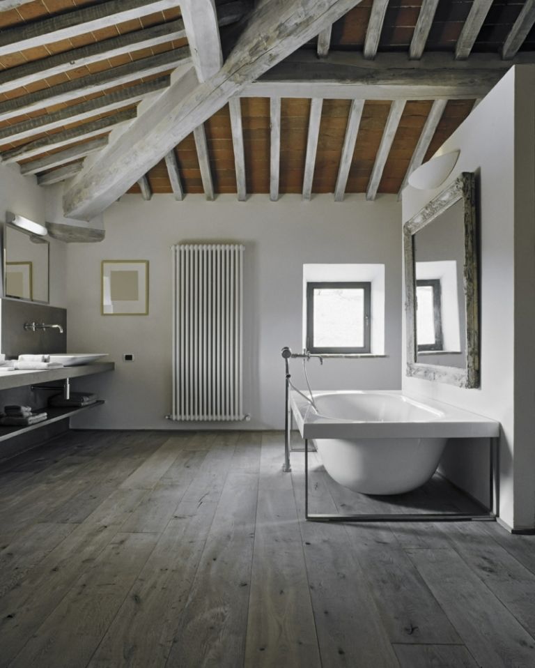 trä badrum grå balk badkar spegel