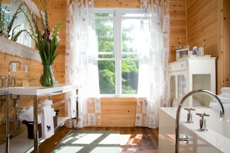 badrum gjord av trä ljus gardin moderna inredning badrum konsol vit badkar