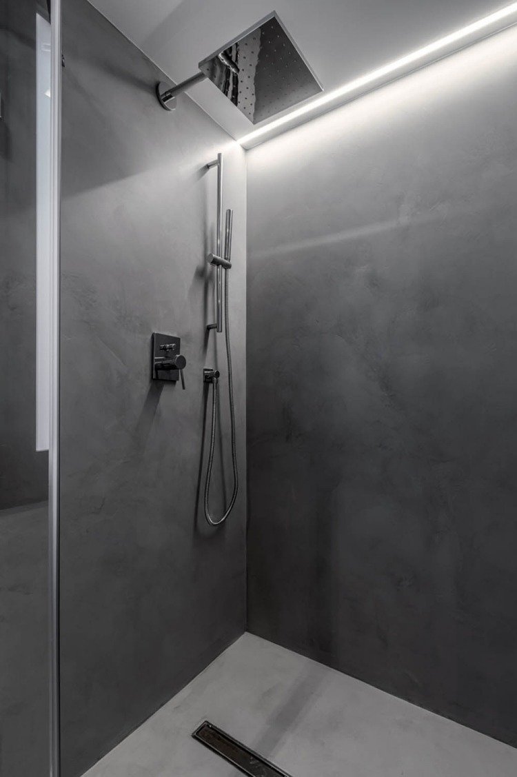 badrum-belysning-dusch-tak-vägg-exponerad betong-optik