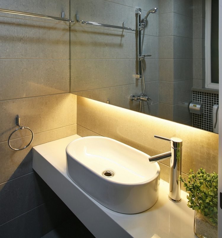 badrumsbelysning-indirekt-handfat-modern-spegel-tvättkonsol
