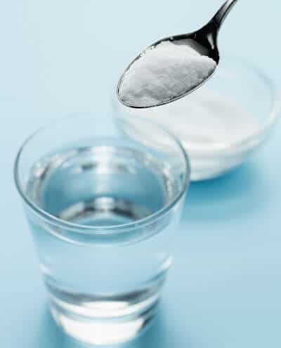 σπιτικό φάρμακο για την κακή αναπνοή: αλμυρό νερό