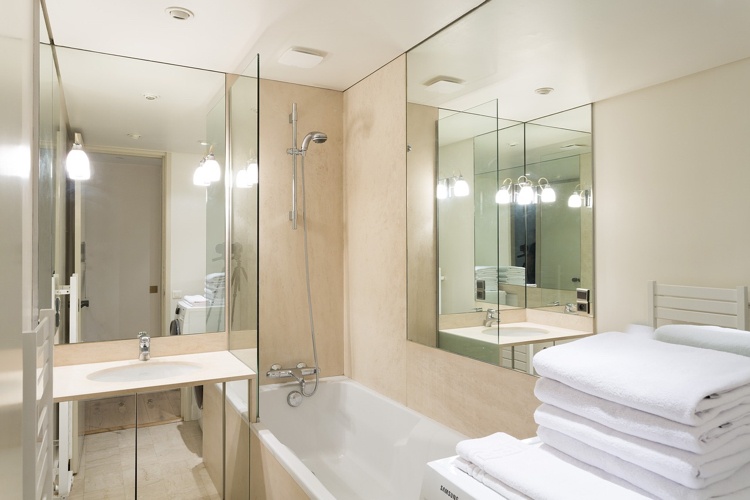 litet badrum design beige spegel speglade skåp fronter
