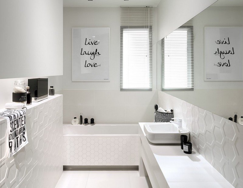Badrumsdesign -vit-minimalistisk-kakel-relief-hexagoner-spegelvägg-badkar-bikakemönster