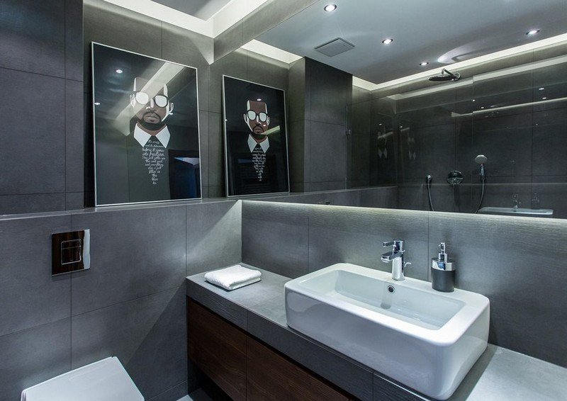 badrum-spegel-vägg-handfat-indirekt-belysning-minimalistisk-grå