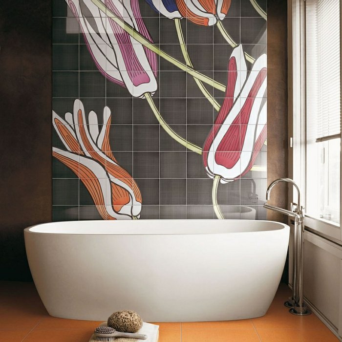 väggplattor kakel badrum blommor motiv mosaik badkar orange