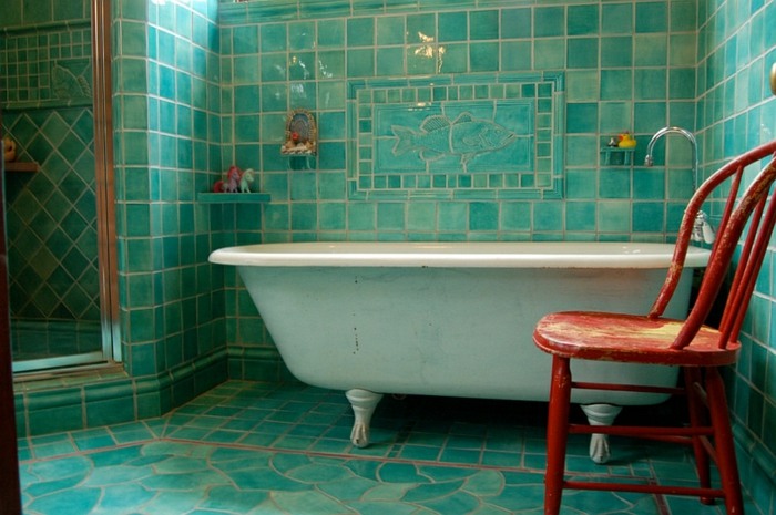 kakel badrum turkos effektivt badkar vintage duschstol