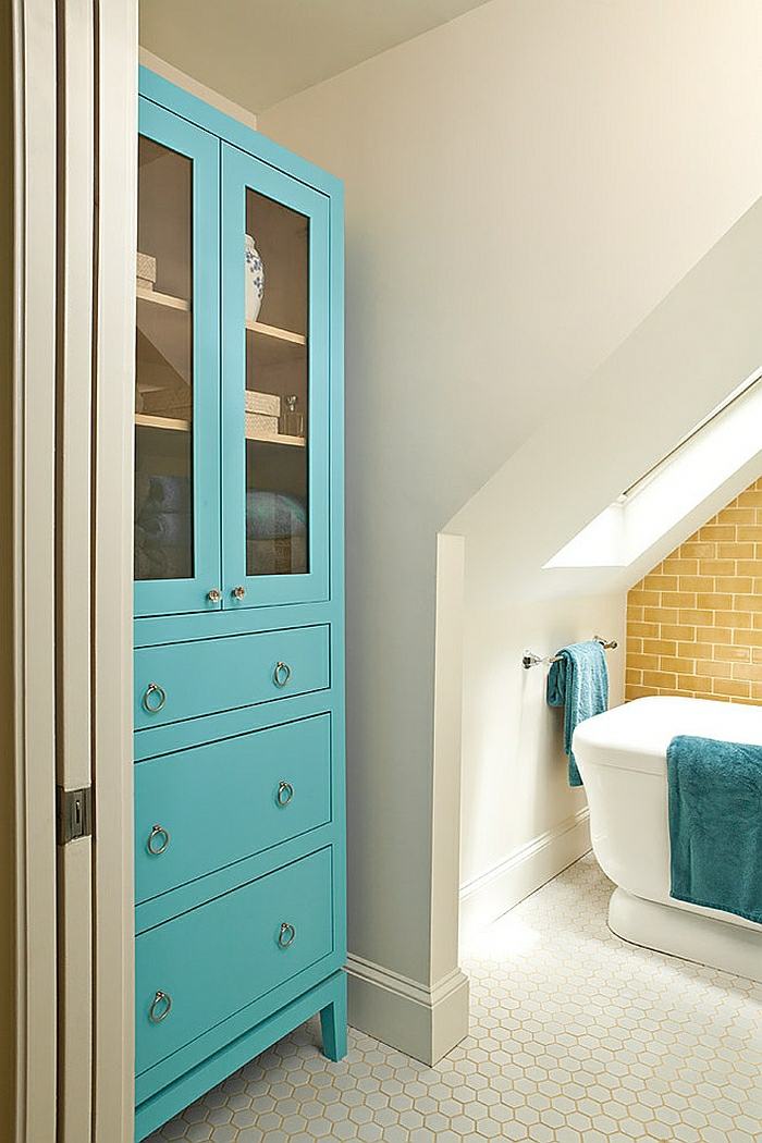 badrumsdesign turkosblått skåp badkar sluttande tak