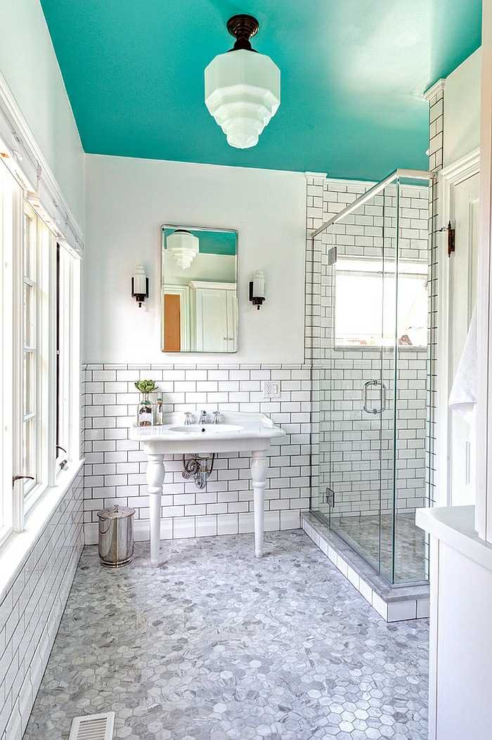 turkosvitt badrum grått golv duschhandfat