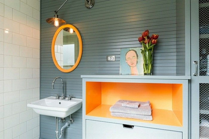 skåp orange ljusvitt badhandfat badrumsdesign med färg