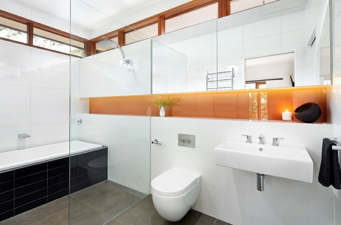 badrumsdesign med färg orange vit svart modern glasdusch