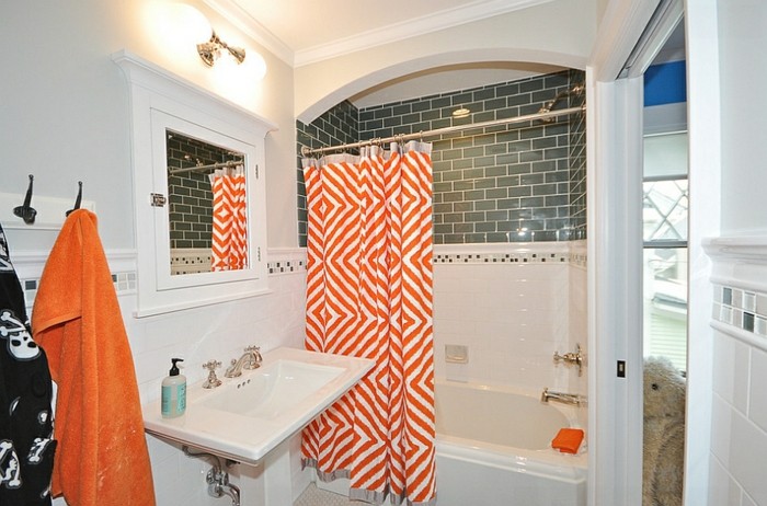 badrumsdesign med badkar i orange duschdraperi