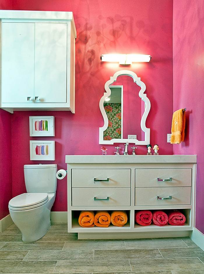 vägg badrumsdesign med färg rosa orientalisk marockansk spegel
