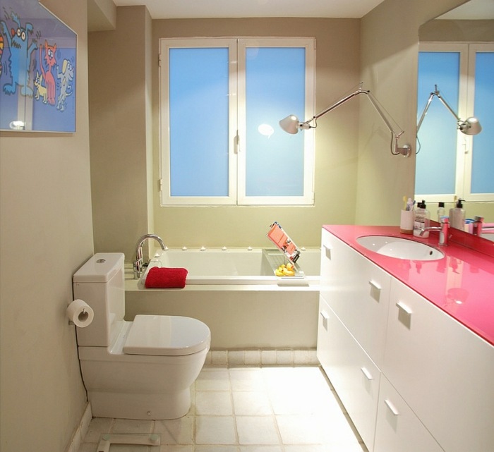 designa litet badrum med färg toalettkonsol vitrosa tillbehör