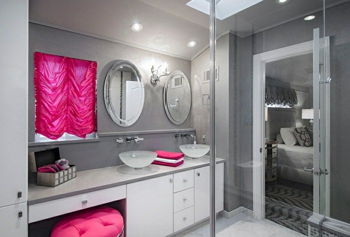 badrum grå rosa gardin duschglas konsol
