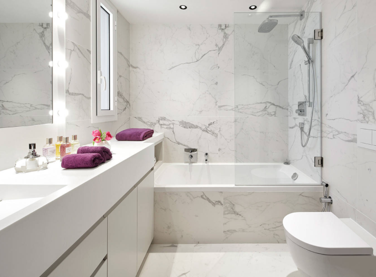badrum vitt och grått skapa moderna plattor med marmorlook