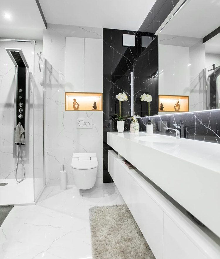 Modernt designat badrum vitt svart med kakel i marmorlook