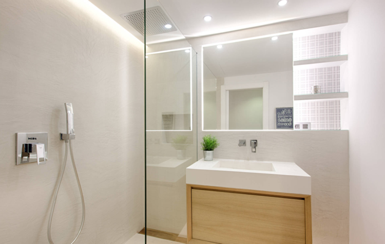 badrum vit beige med glasvägg modern belysning för speglar och väggnischer