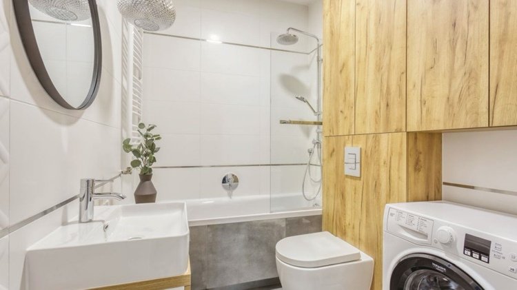 Modernt badrum med en vacker kombination av vitgrå och trä tvättmaskin