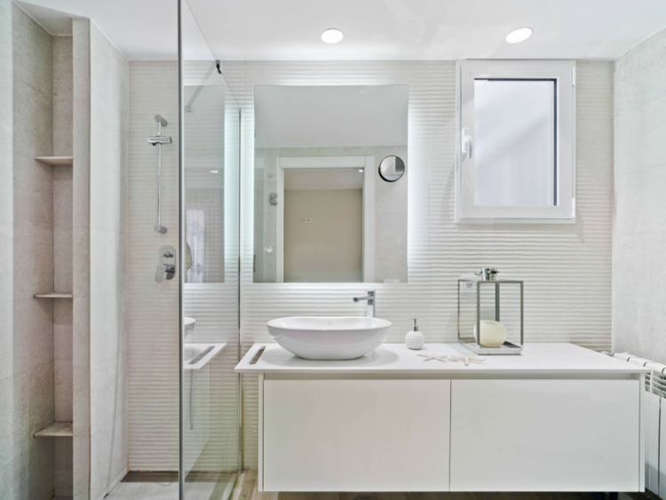 badrum gråvitt modernt med duschkabin