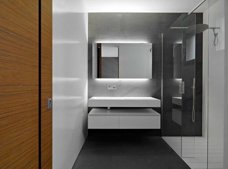 badrum med dusch modern grå vit badrumskonsol indirekt belysning
