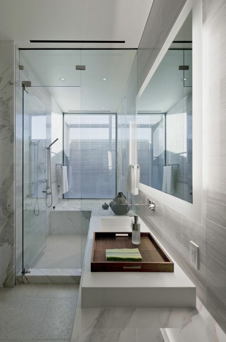 badrum med dusch litet bricka trä duschrum vit design