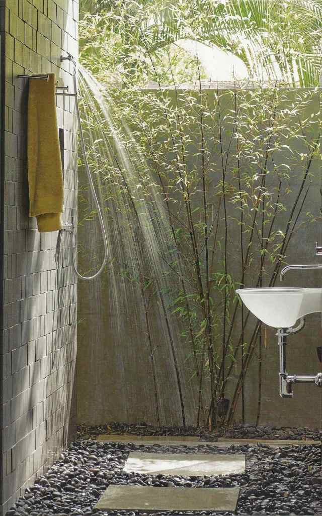 badrum utomhus dusch designidéer bambu grusgolv